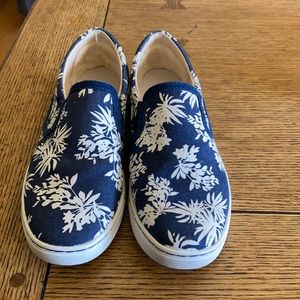 8 1/2 blue and white flowered UGGs